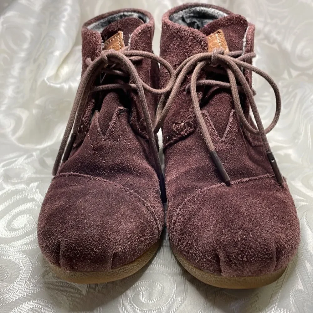 Tom’s tie up suede wedge booties lined in plaid flannel size 5.5
